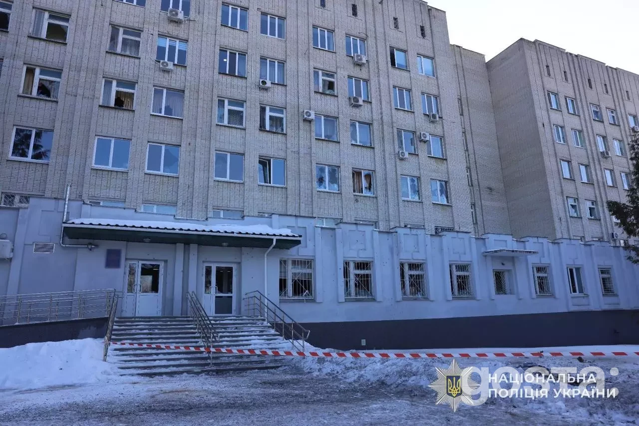 Будівля з пошкодженими вікнами після обстрілів у Київській області, Україна.