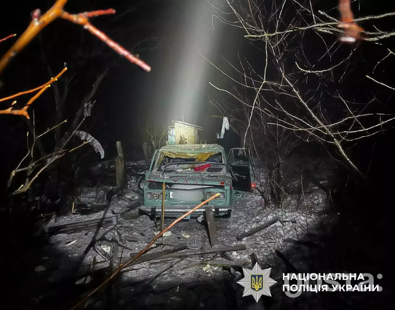 Автомобіль серед руїн вночі після обстрілу на Київщині, робота поліції України.