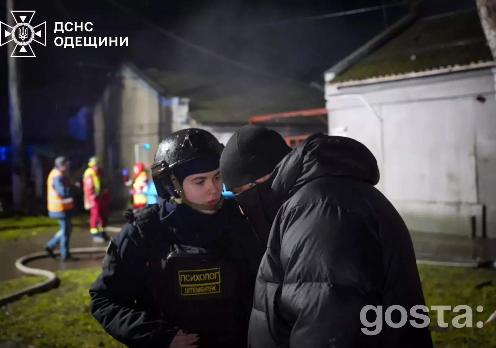 Рятувальники працюють на місці атаки в Одеській області, надаючи допомогу постраждалим громадянам.