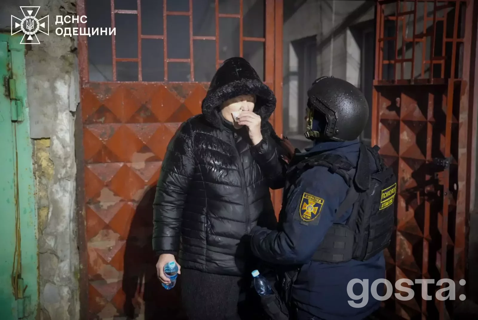 На зображенні видно спілкування поліцейського та цивільної особи після обстрілу, зафіксованого на Одещині.