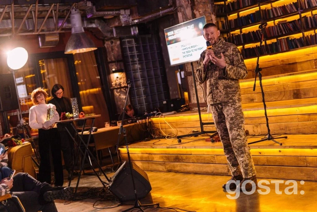 На зображенні церемонія нагородження в Києві з Премії Читомо, де виступ з промовою.