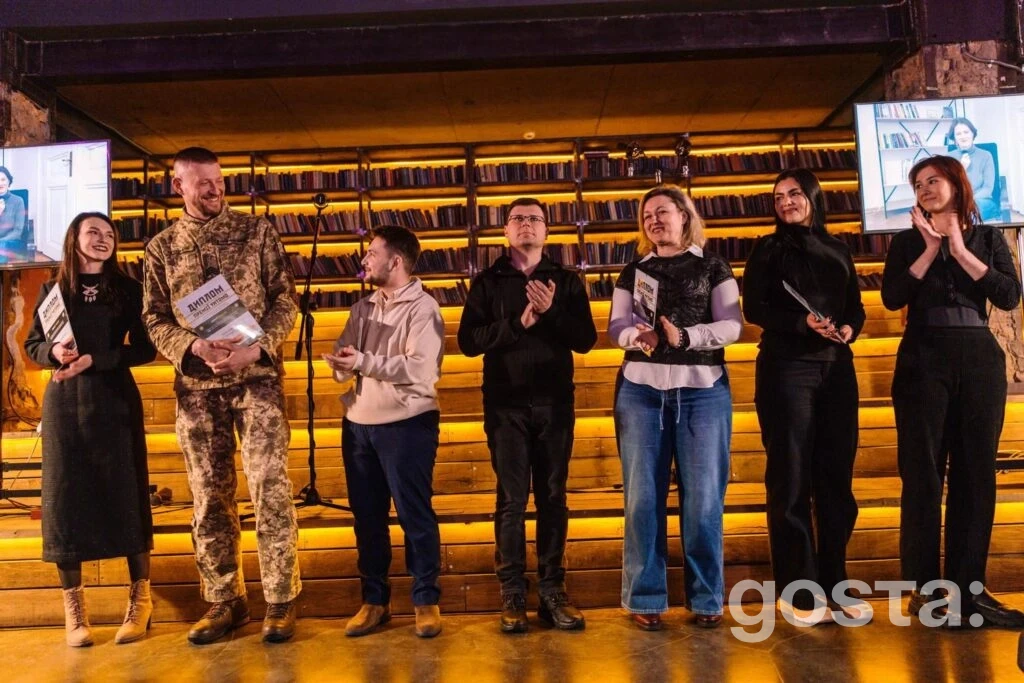 На церемонії Премії Читомо в Києві нагороджують переможців у літературних номінаціях.