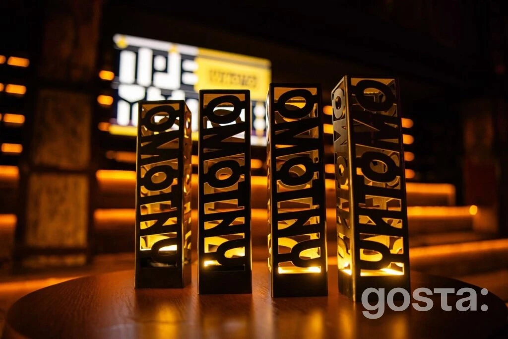 На фото показано стильні, золотисті статуетки Премії Читомо на церемонії нагородження в Києві 2025 року.