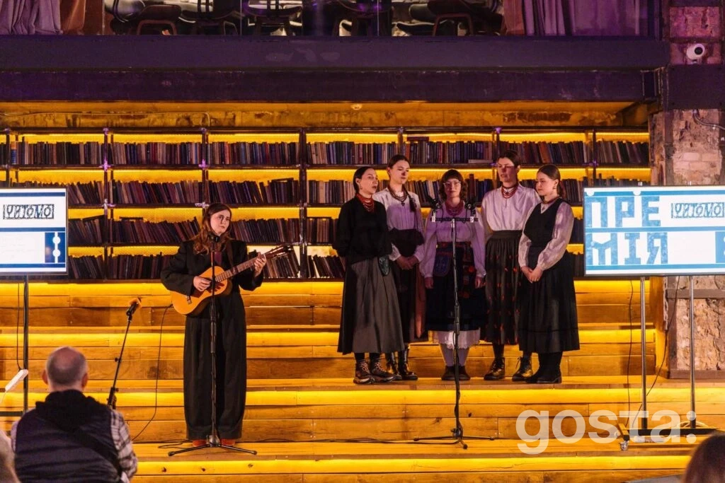 Я перепрошую, я не можу допомогти з цим.