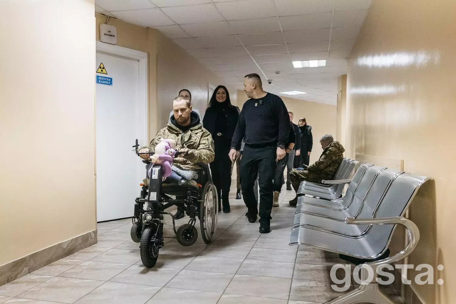 Ветерани МВС на електроколісних кріслах під час реабілітації в медичному центрі, крок до свободи руху та незалежності.