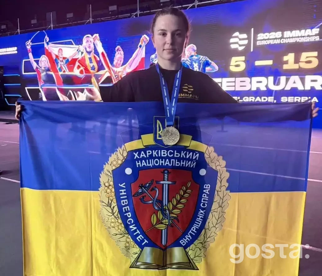 Курсантка Яна Шелемба з прапором України та медаллю на чемпіонаті Європи з ММА, Белград, лютий 2026.