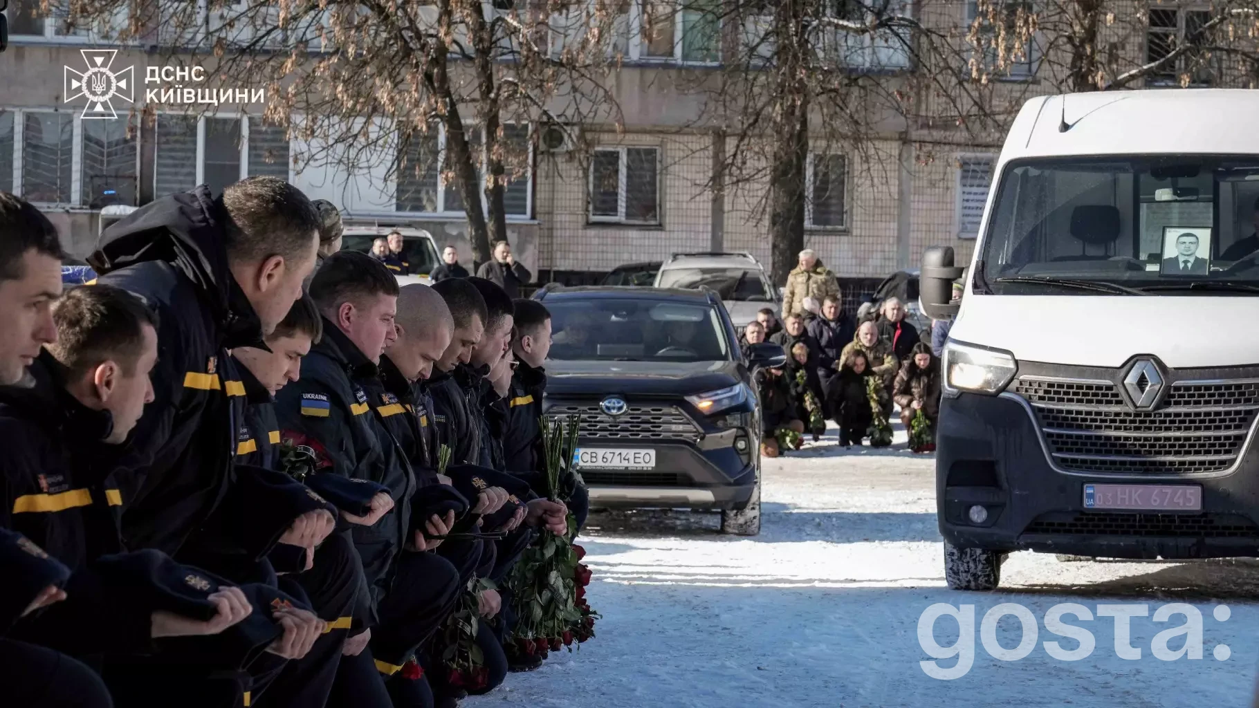 На зображенні відбувається прощання з рятувальником ДСНС України на Київщині, вшанування пам'яті загиблого героя.