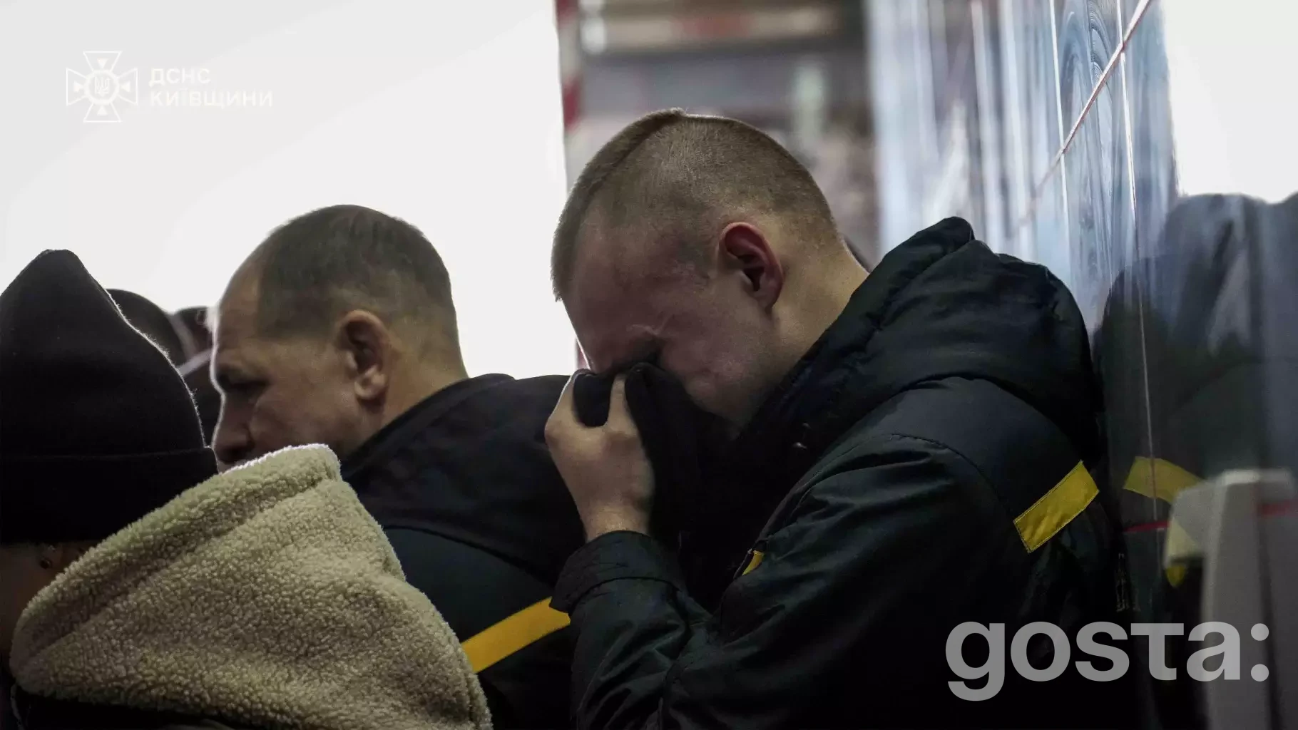 На фото: колеги вшановують пам'ять рятувальника ДСНС України Михайла Проценка, який трагічно загинув на службі.