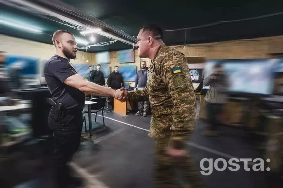 На фото зображено зустріч Олександра Півненка з підрозділом НГУ на Харківщині, вони тиснуть руки.