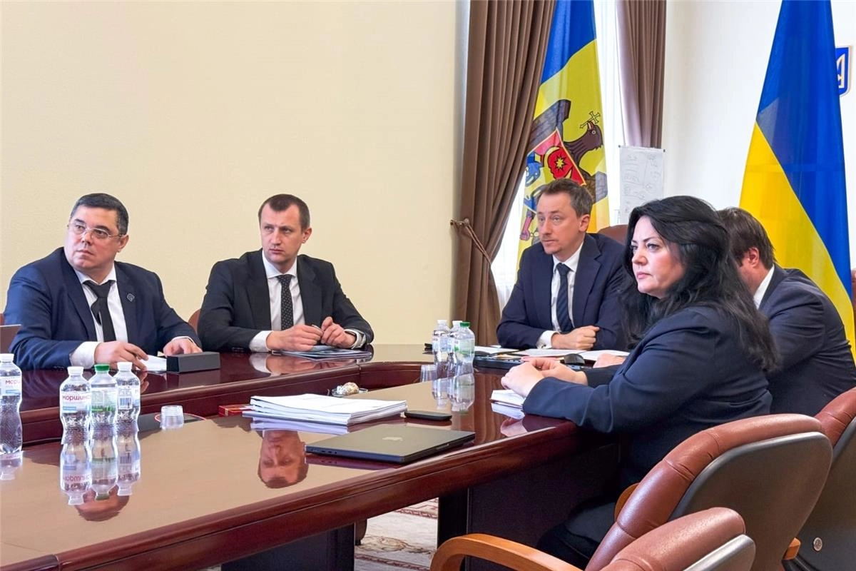 На зображенні група людей обговорює питання співпраці в аграрній сфері між Україною та Молдовою.