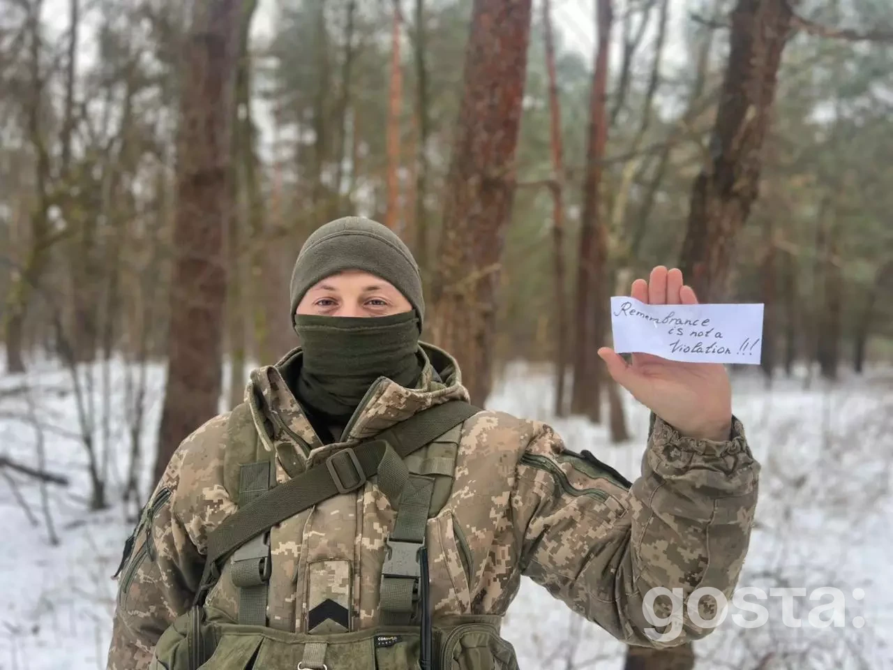 Військовослужбовець ДПСУ тримає напис «Пам’ять не є порушенням» на підтримку Владислава Гераскевича, 2026 рік.