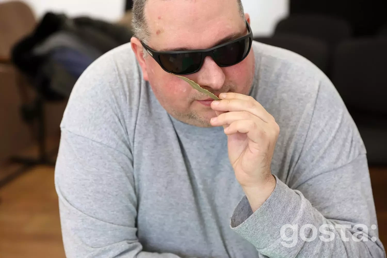 Ветеран у темних окулярах тримає гітарний медіатор, символізуючи реабілітацію та нові можливості у програмі «Перезавантаже...