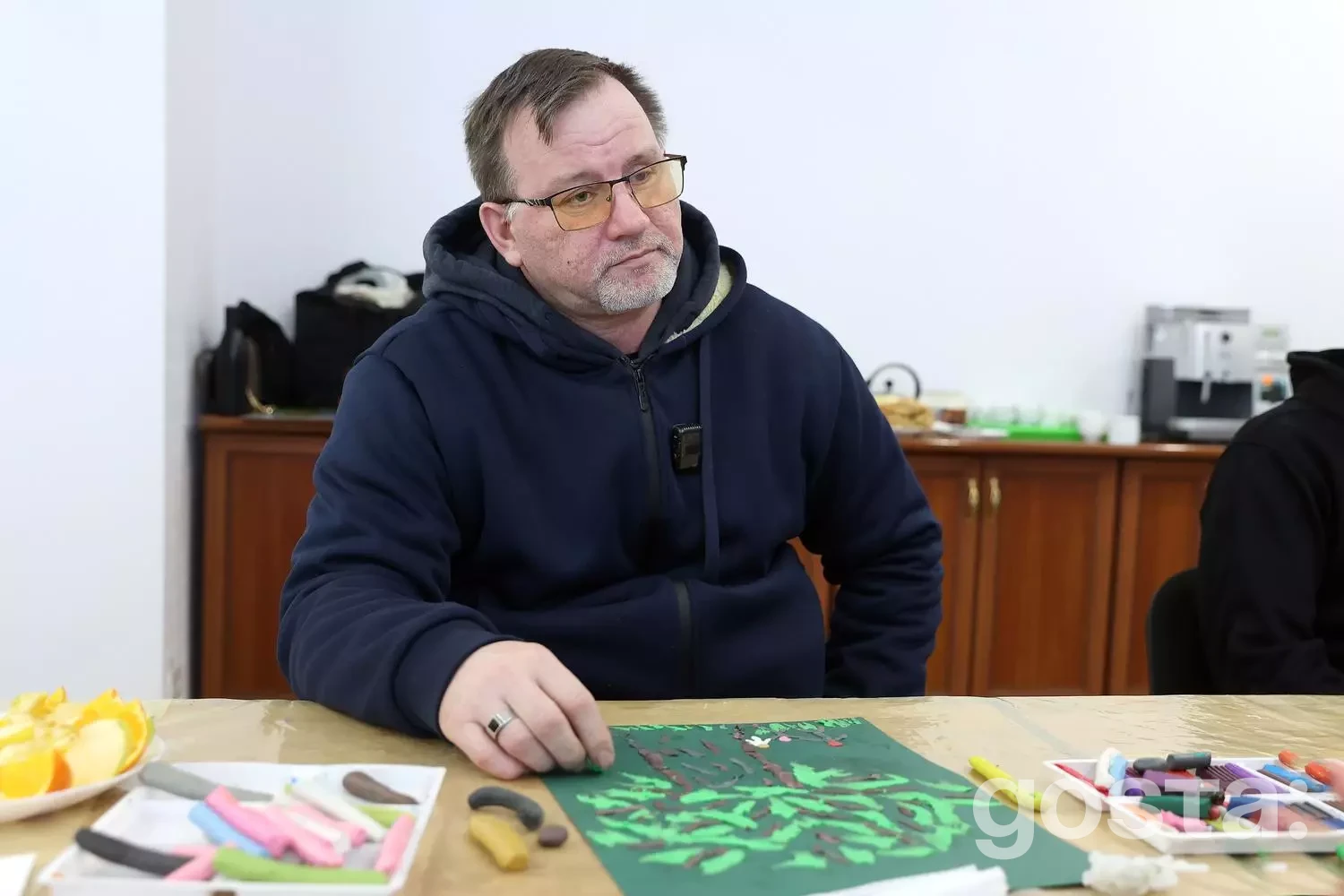 На зображенні: ветеран займається арт-терапією в центрі реабілітації МВС України «Пуща-Водиця».