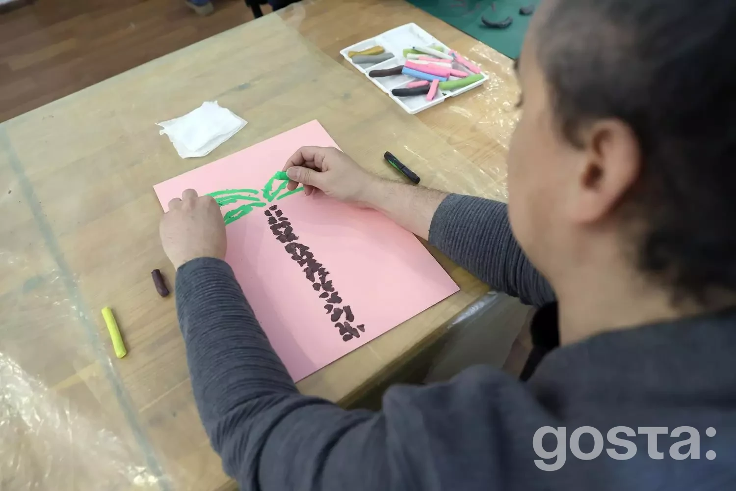 Ветеран займається арт-терапією, малюючи пастелями в реабілітаційному центрі МВС України «Пуща-Водиця».