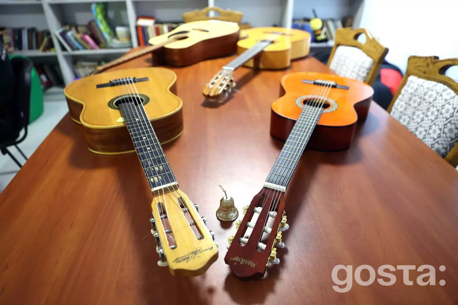 Зображення кількох гітар на дерев'яному столі, реабілітаційна програма для ветеранів в Україні.