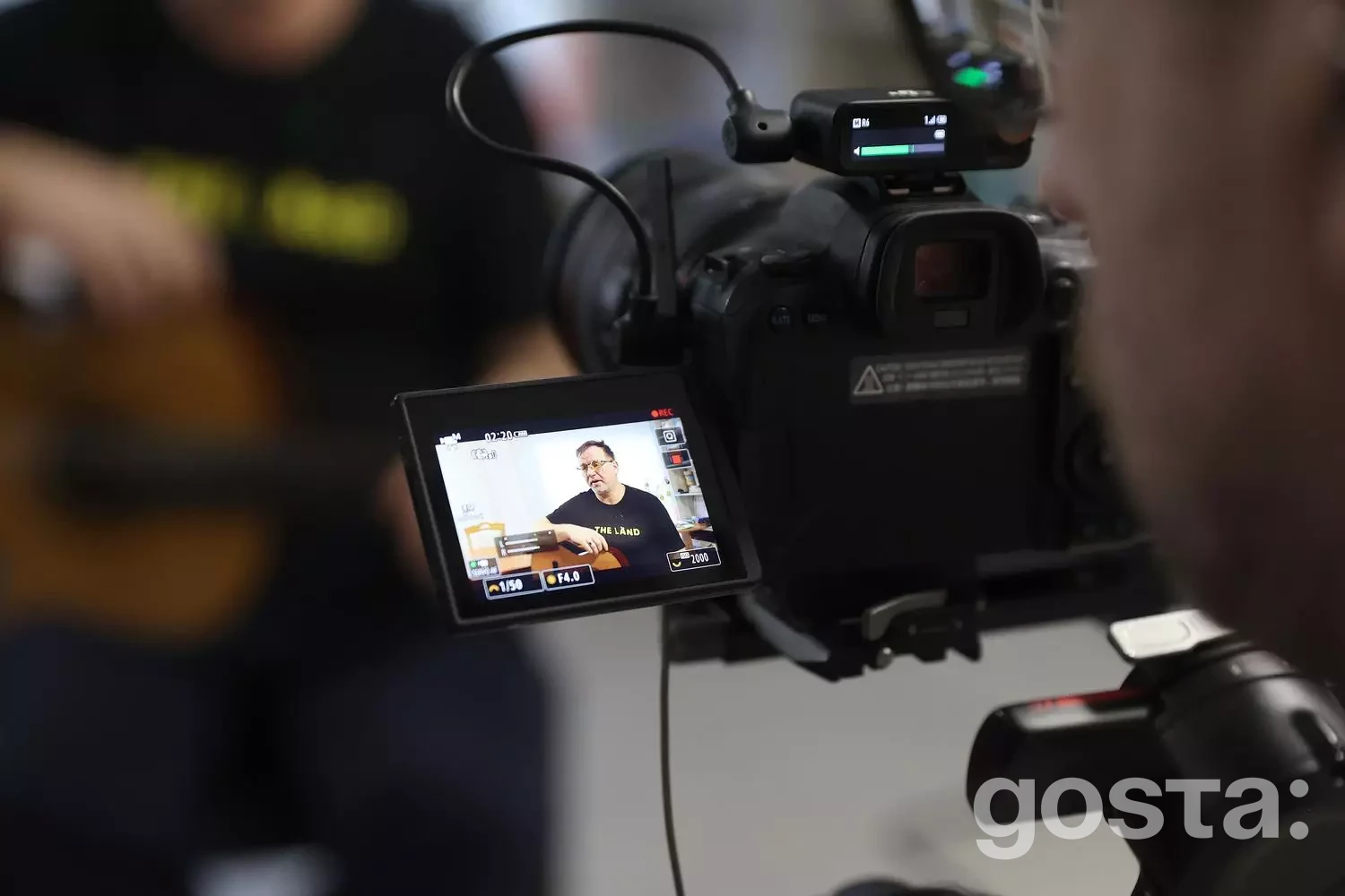 На зображенні показано процес зйомки відео з ветеранського медичного центру.