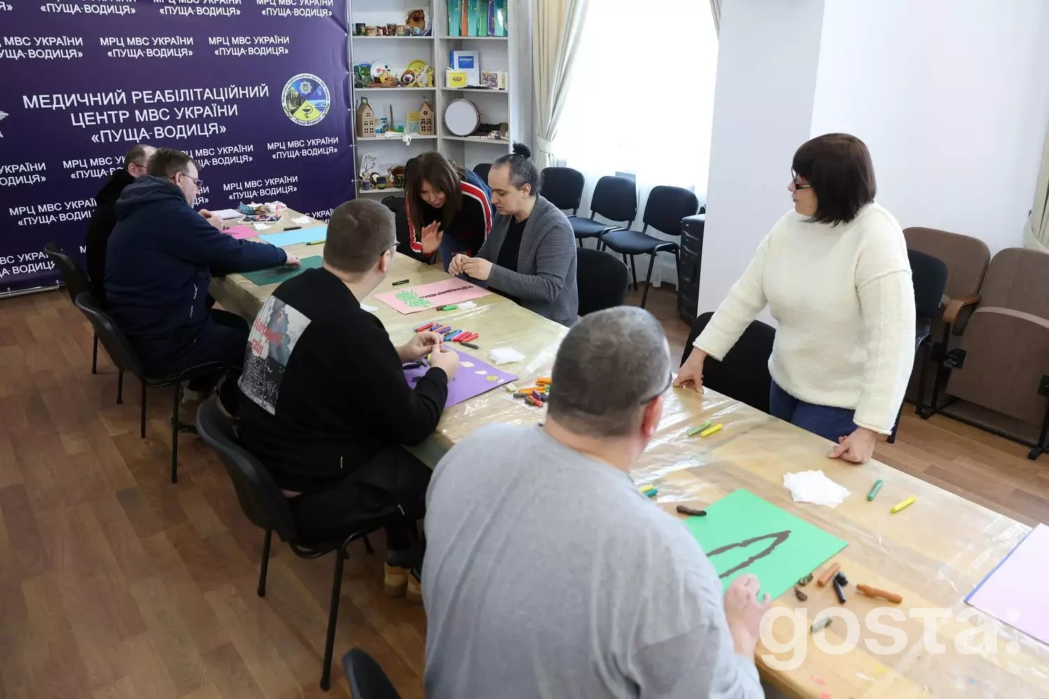 Учасники арт-терапії в медичному центрі займаються творчістю, впроваджуючи програму реабілітації для ветеранів.