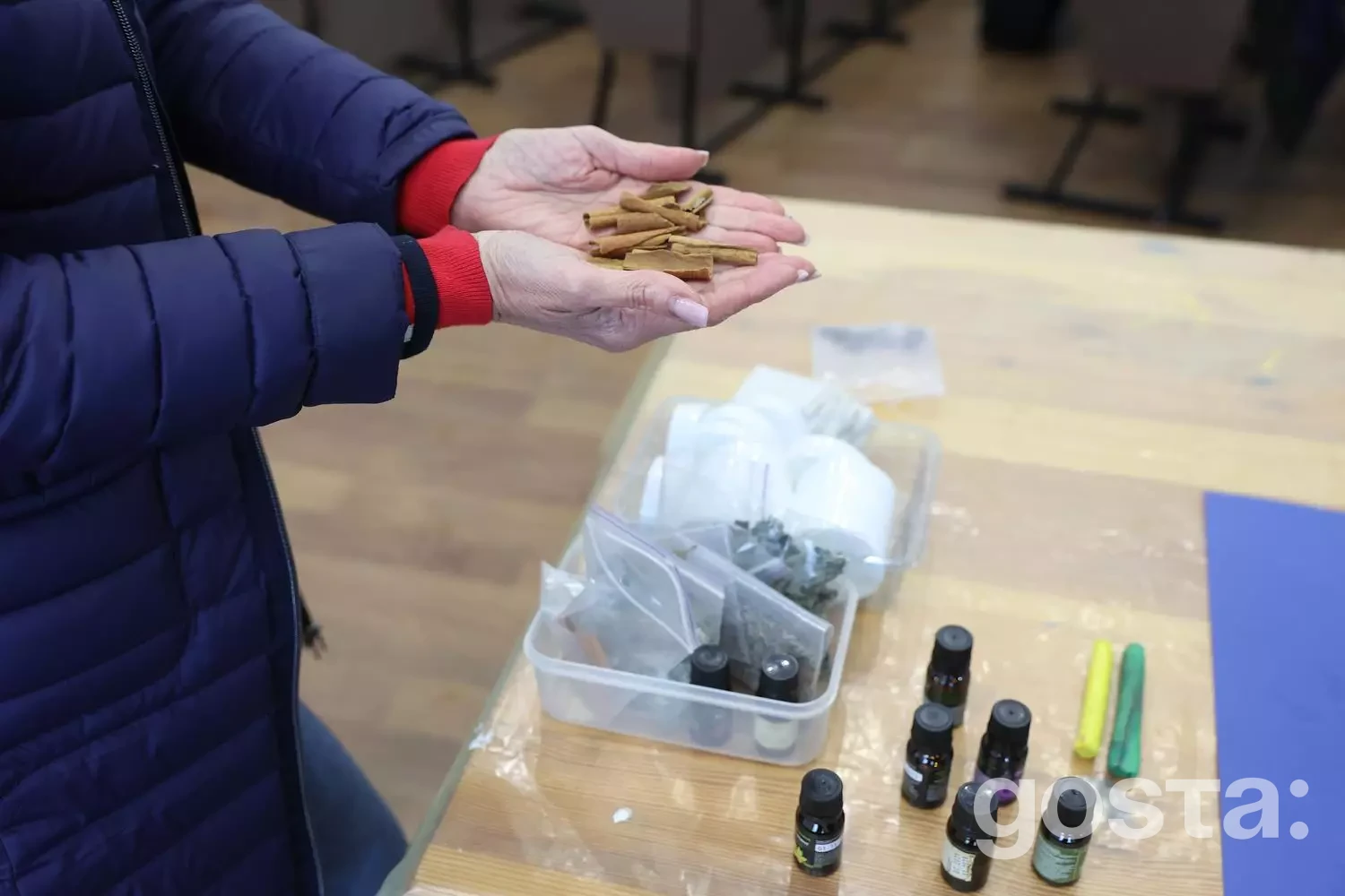 Людина тримає в руках матеріали для арт-терапії у реабілітаційному центрі МВС України «Пуща-Водиця».