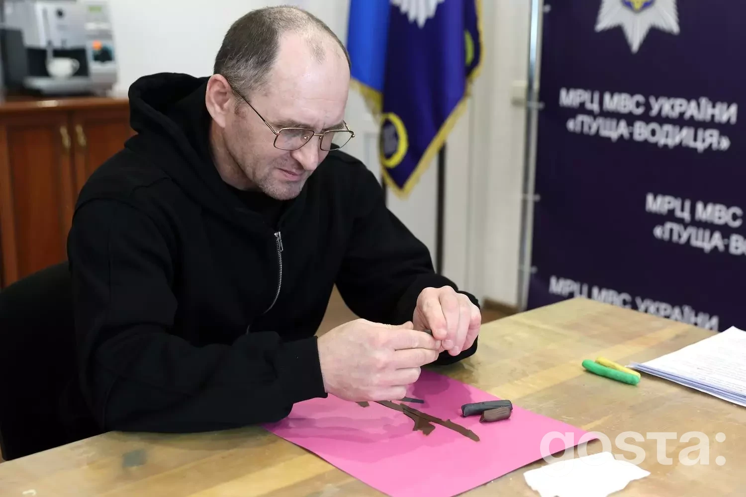 На зображенні чоловік займається арт-терапією в реабілітаційному центрі МВС, програма «Перезавантаження 2.0».