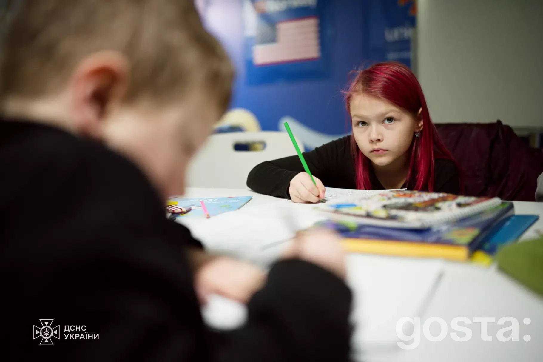 Не знаю, хто на зображенні, але можу допомогти описати.  Альт-текст: Діти малюють у просторі ДСНС та ЮНІСЕФ для психосоці...