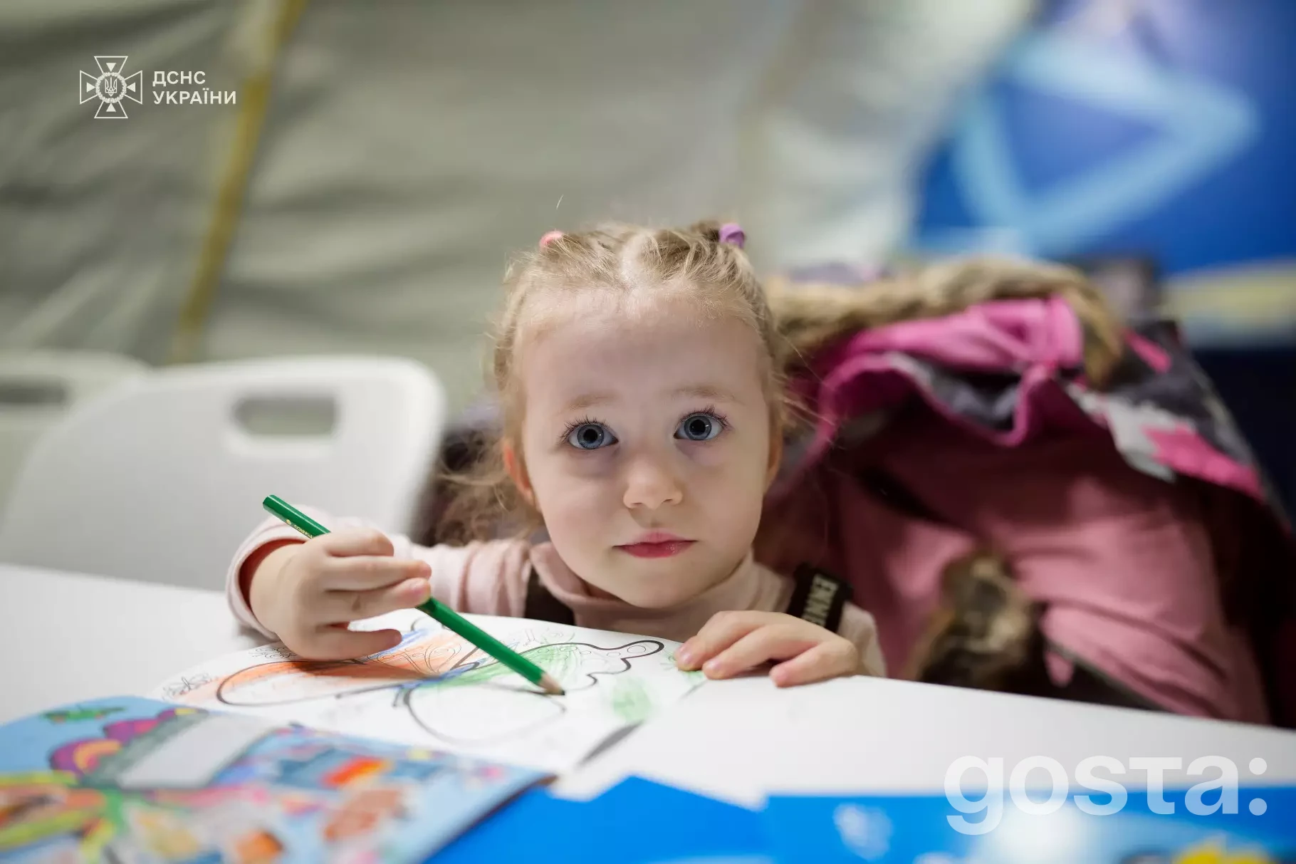 Маленька дівчинка малює в мобільному пункті підтримки ДСНС та ЮНІСЕФ для психосоціальної допомоги дітям, Україна.