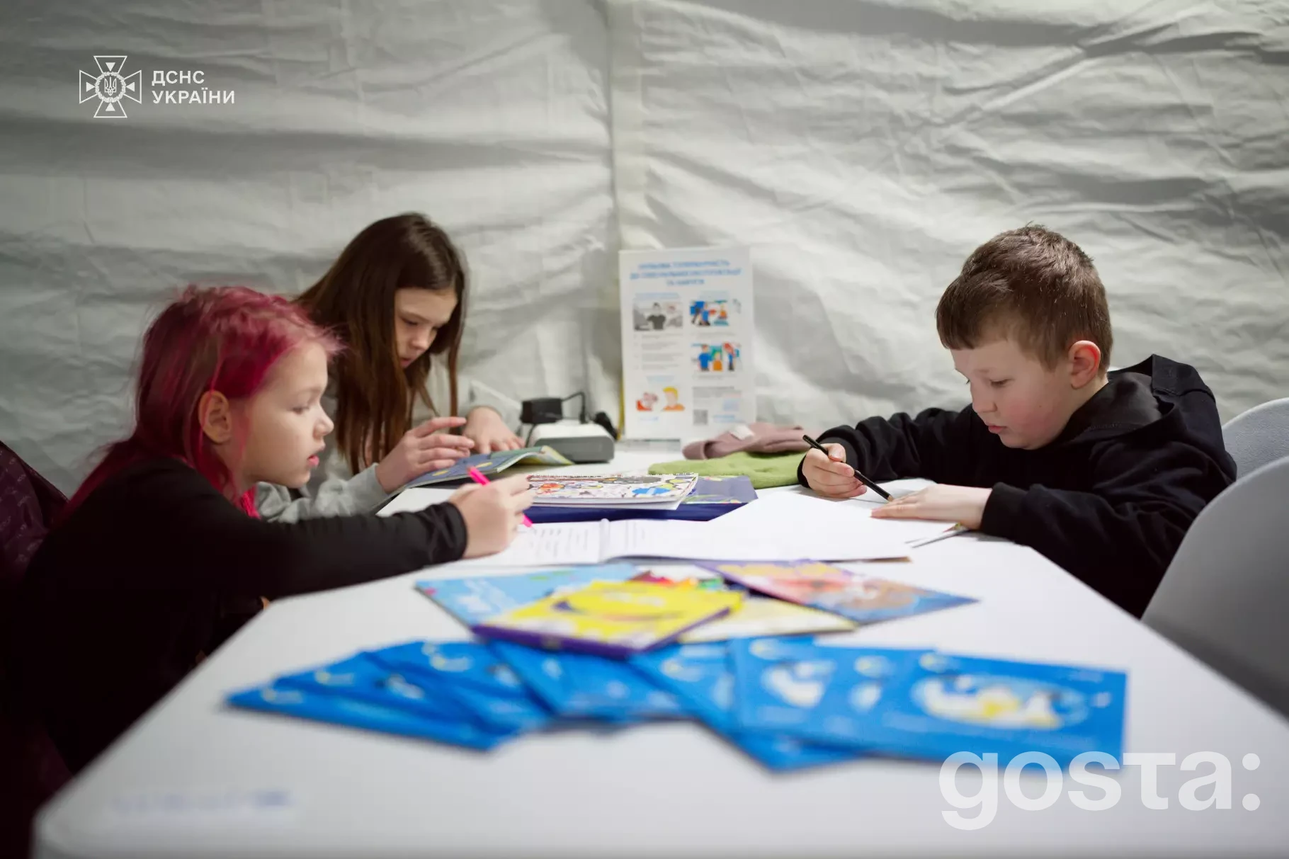 Діти займаються творчістю у мобільному пункті незламності ДСНС та ЮНІСЕФ, отримують психосоціальну підтримку.