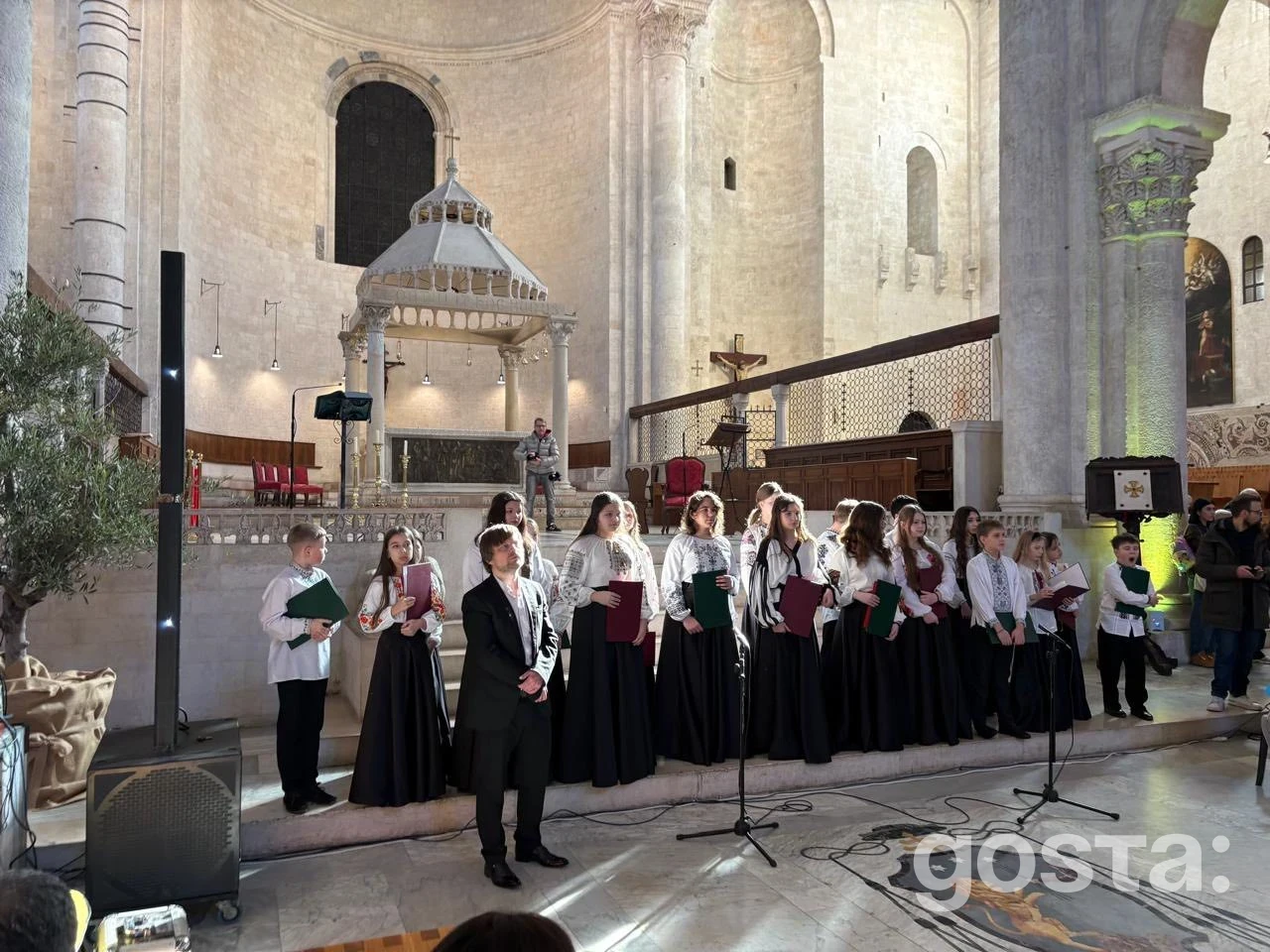 Львівський музичний ліцей імені Соломії Крушельницької вперше заспівав у Барі: як хор студентів підкорив Кафедральний собор Святого Сабіно