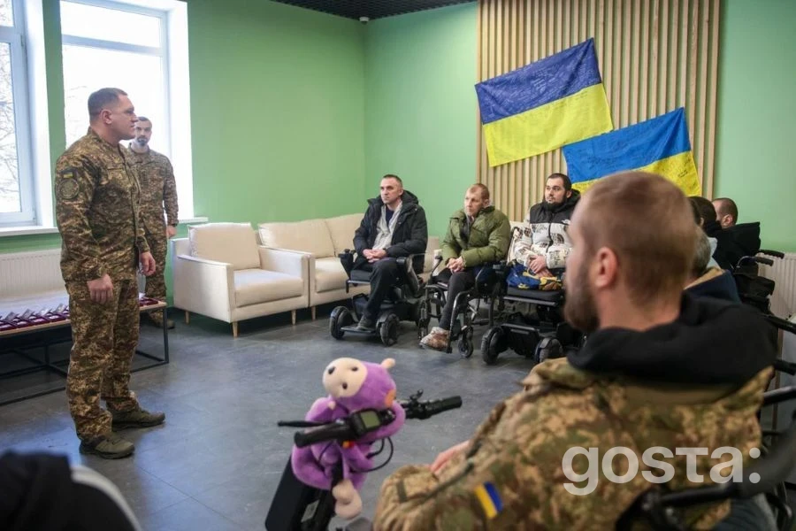 Командувач НГУ відвідав поранених гвардійців і звільненого з полону: що пообіцяв Півненко?